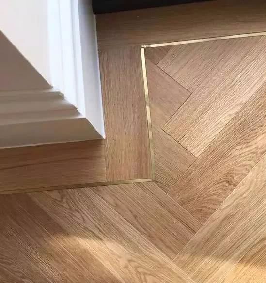 大面積木地板伸縮縫_膠木粉修補地板縫方法_地板美縫前后的效果圖