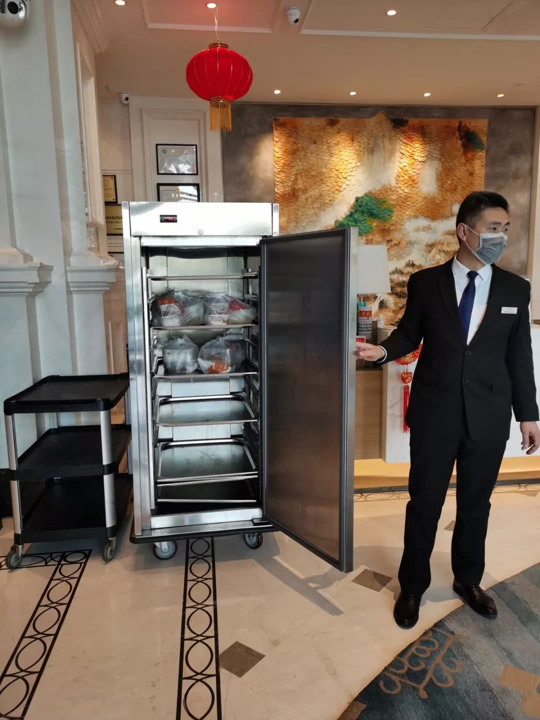酒店特别准备的保温箱,以保证医疗队员们能随时吃上一口热腾腾的饭菜.