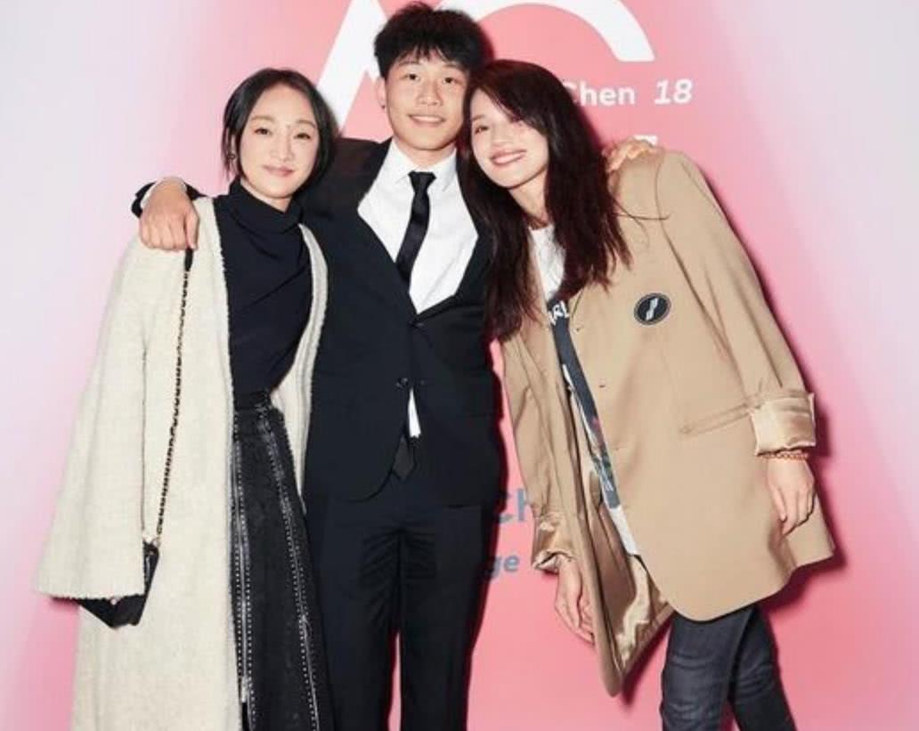 陈坤喊舒淇周迅为儿子庆生,18岁陈尊佑没遗传爸爸,但不羁气质神似