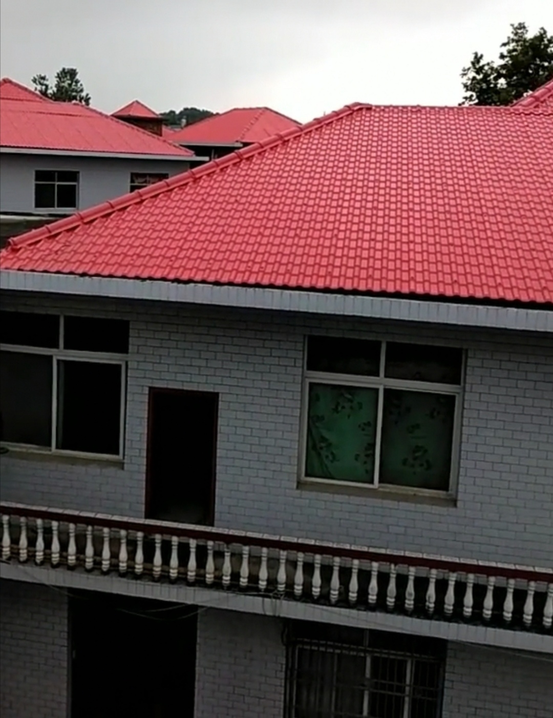 江西萍乡国道两旁,为什么红色屋顶那么多?