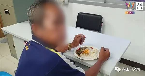 大爷对生活绝望 拿长刀冲进警察局请求坐牢 看点快报