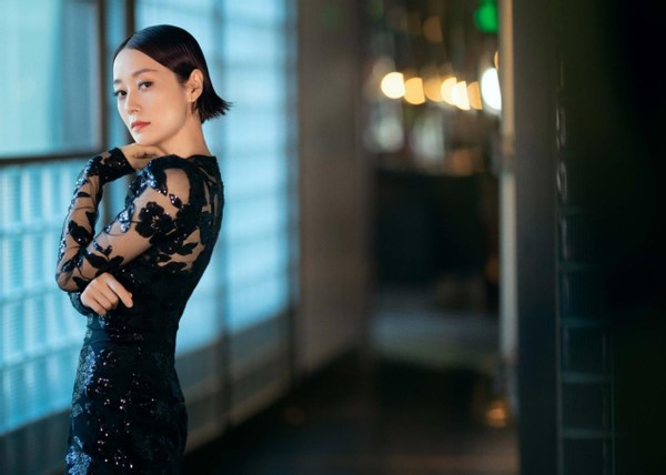 45岁马伊琍近照好美,穿裹身裙勾勒出迷人小蛮腰,气场直逼1米8