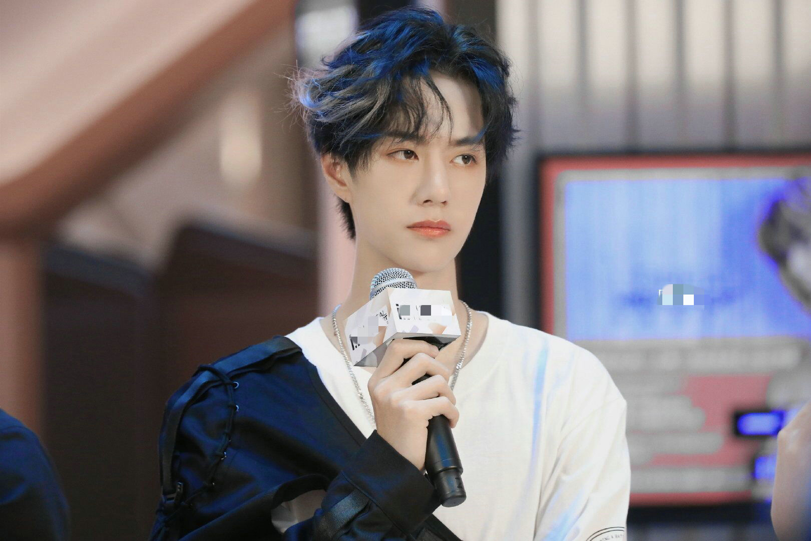 23岁的王一博与13岁的自己撞衫 网友:只有腿长的人才敢这样穿