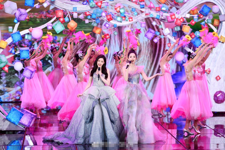 来看漂亮姐姐!央视五一晚会张天爱娜扎合唱