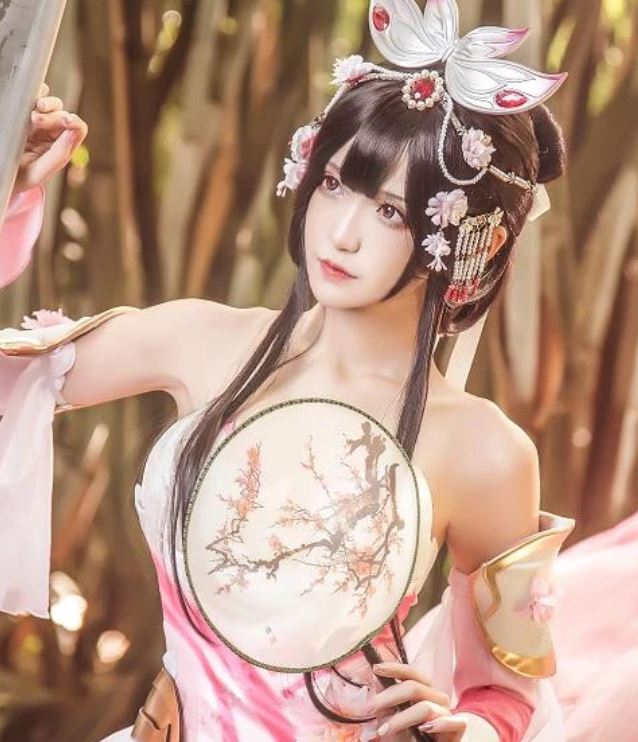 腐团儿简直就是腿精,看她cos的甄姬,大长腿真是绝了!