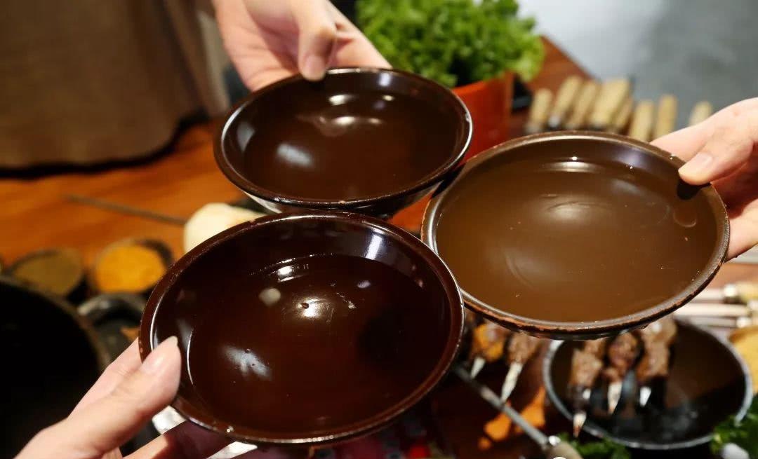 脸都热乎了,肉吃着身子都暖了,诸位好汉们梁山都上了,不喝它几大碗酒