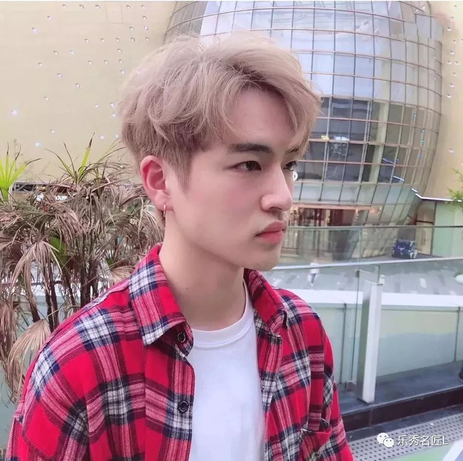 亚麻色:不管男生还是女生,都会显得隐隐时髦感的颜色.