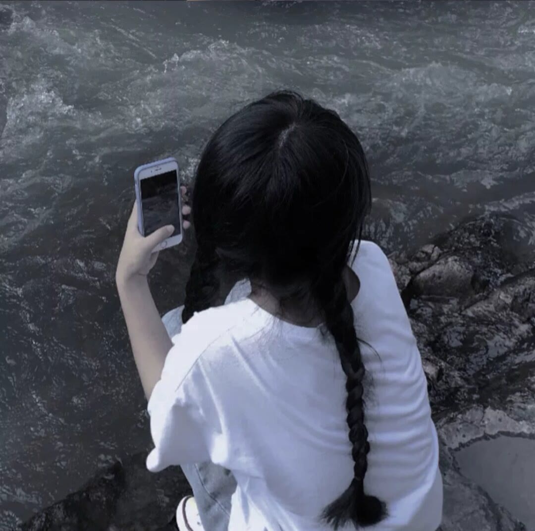 不露脸女生头像:常常一个人崩溃 又一个人自愈/女头