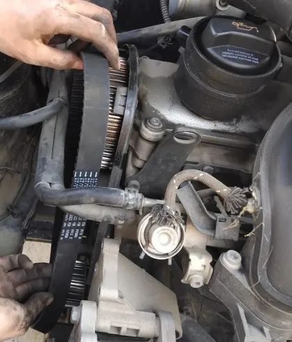 大众皮带安装图片,大众波罗皮带安装图片 大众捷达8万公里准时更换正时皮带,裂纹已经很明显!