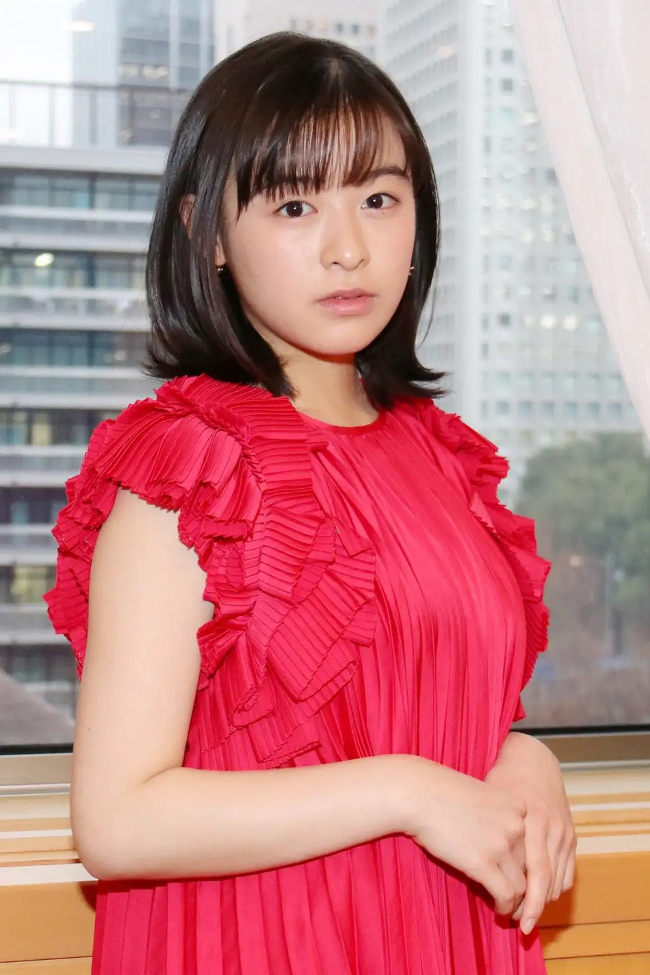 组图 森七菜拍摄采访写真照穿红色连衣裙端庄优雅 看点快报