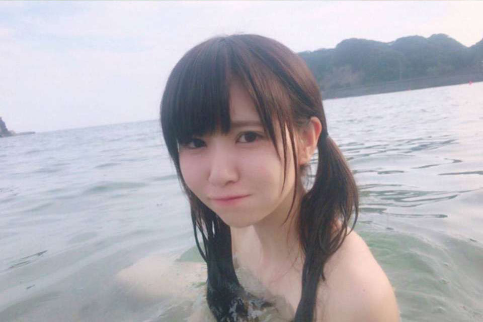 搞笑:妹子不穿衣服在水里游泳,有人过来害羞的不敢出水面