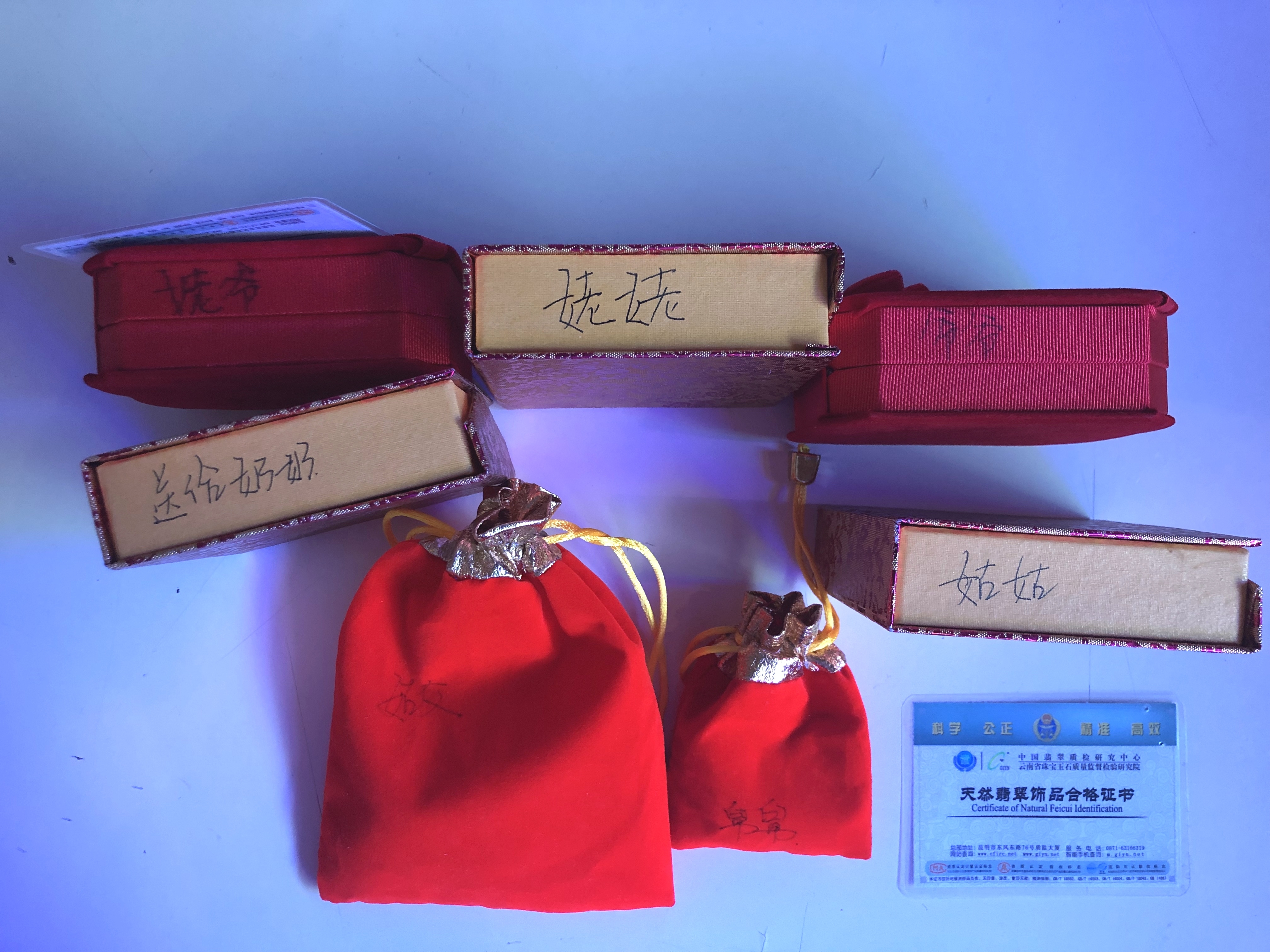 粗心乘客将纸袋落在济南西站安检口 里面竟装着玉挂坠和银手镯 看点快报