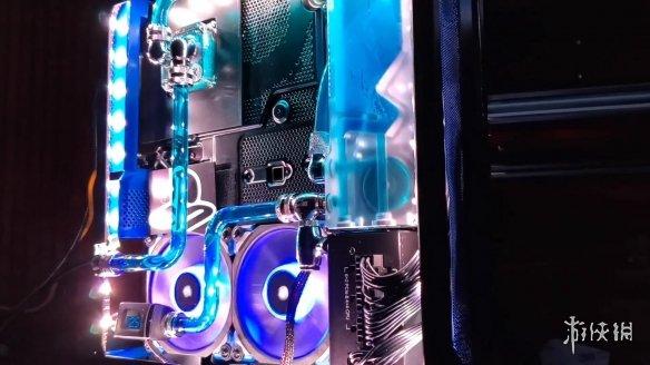 网友diy酷炫霓虹灯 水冷散热 Ps4 Pro 改造费7000元 看点快报