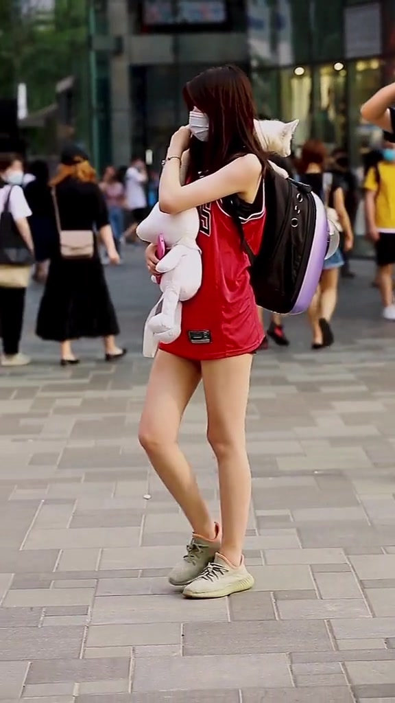 街拍:长腿美女的清凉穿搭,凸显出自己的超高品味!