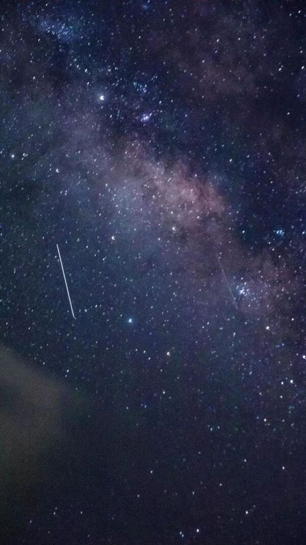 星空壁纸 尽管只能耀眼一瞬间 但也足够能被人记起 看点快报
