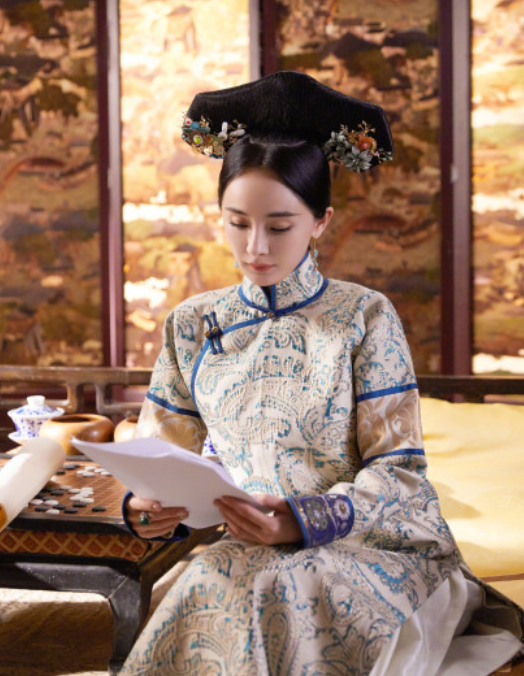 时隔8年 杨幂再次尝试清装 看到她戴上旗头后 晴川又回来了 看点快报