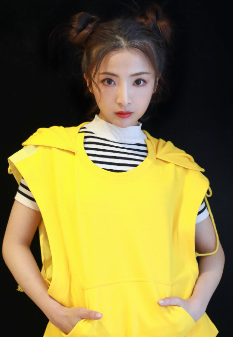 长相清秀清纯,活泼可爱的邻家少女.