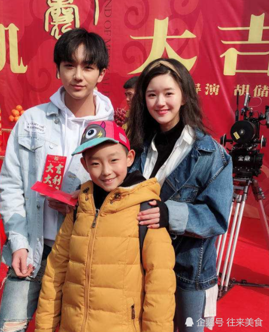 赵露思李宏毅私下吃饭,有谁注意到桌下的手?网友:不敢