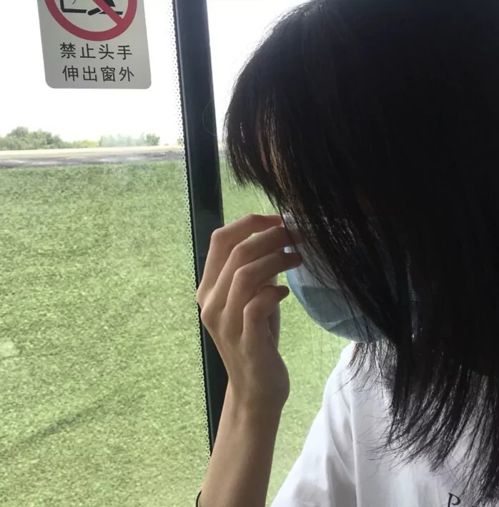 不露脸高冷女生头像/一定要站在你所爱的世界闪闪发光