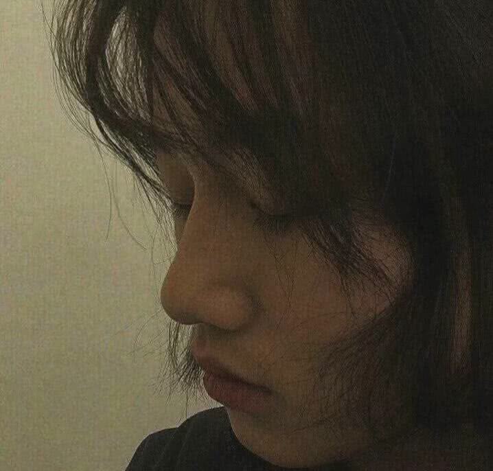忧郁女生头像:我把他看的那么重,到头来还不是一场空!