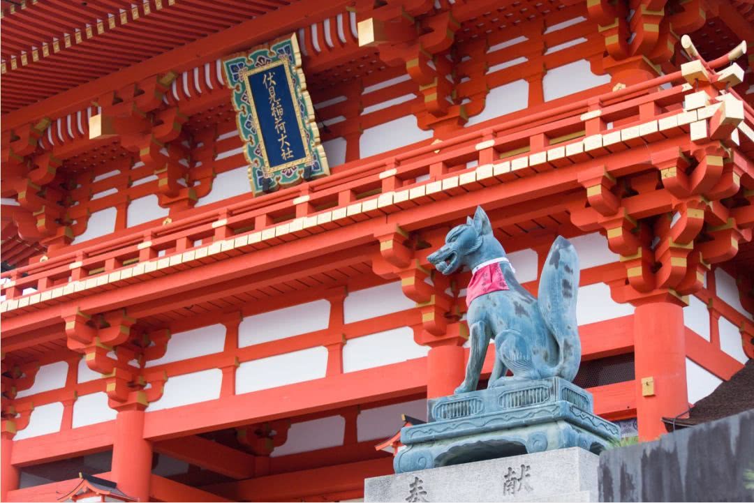 伏见稻荷大社不仅有千本鸟居还有狐狸雕像 揭秘日本人的狐狸情节 看点快报