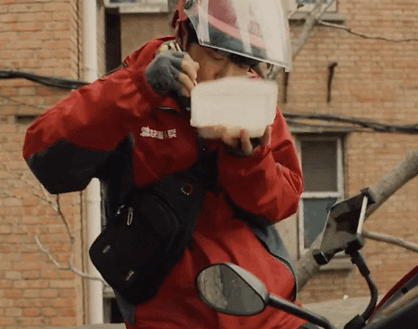 肖战用外卖员压轴,揉肚子狼吞虎咽,接视频的细节反应打工仔现状