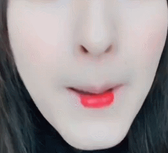 大家仔细看一下吴昕抿嘴的习惯 是把嘴唇闭上后,前后在抿 而且很多