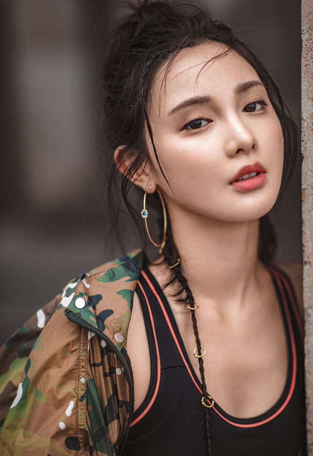 爱豆壁纸:彭小苒甜酷运动风写真