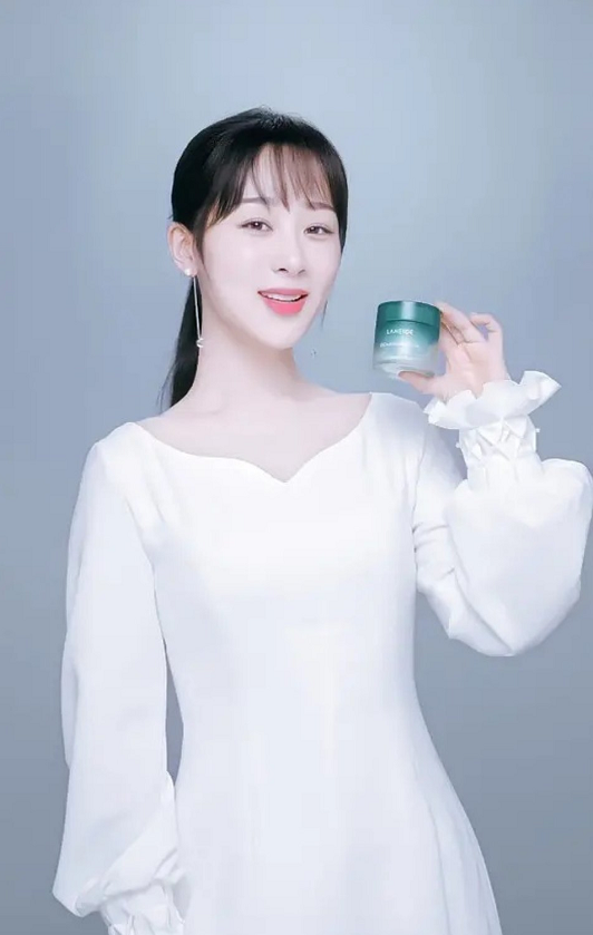 杨紫和李圣经分别是兰芝在中国和韩国的代言人,可以看得出两位小姐姐