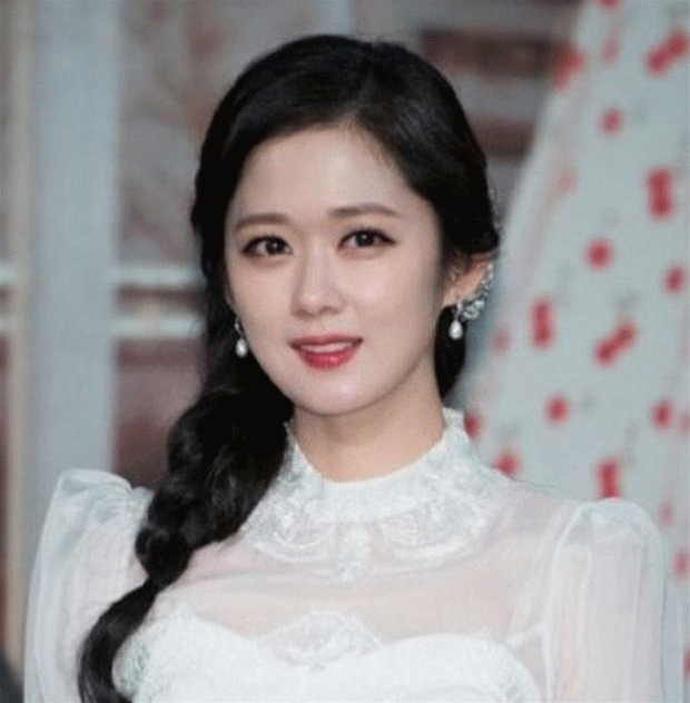 在电视剧中有几个扮丑的扮相让人一时分辨不出,但是本人还是很美的.