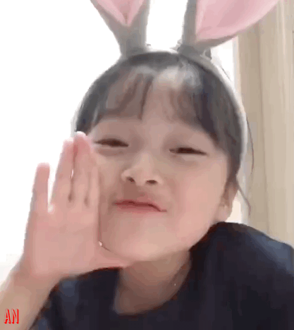 还记得微信表情包的那个小女孩吗?如今8岁的她长成这样了