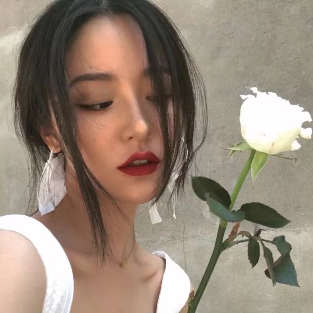 高冷-女生头像:这三种女生,你再怎么讨好,都不会把心交给你