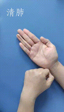 手背无名指和小指掌指关节后凹四陷中,用推拿人的食指和中指按揉此穴