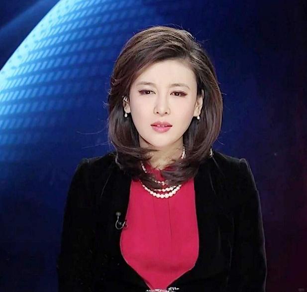 央视最美主持人李红衣品超好!穿西装裙放肆秀身材,气质不输董卿