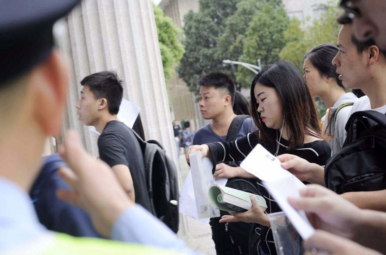 为什么有的学生考公务员裸考都能上岸?大多因为他们的