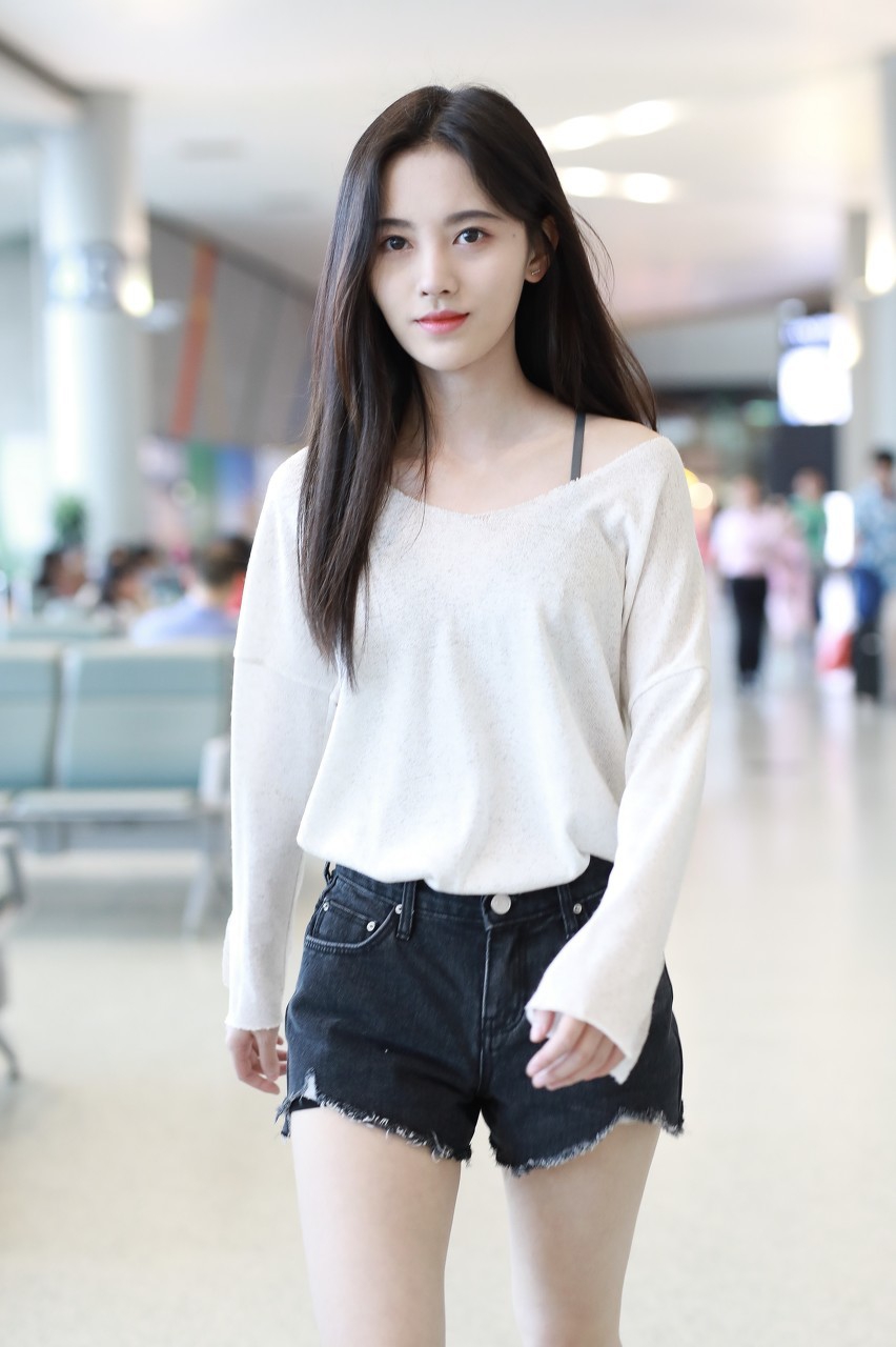 鞠婧祎的时尚穿搭,展现清新美女的甜美气质