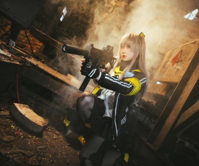 cosplay《少女前线》ump9,姿势帅气面容迷人的小姐姐