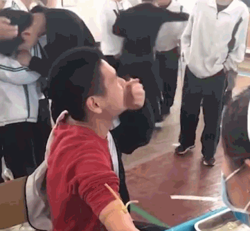 高三男生体检抽血被吓成表情包,一旁同学被逗得哈哈大笑