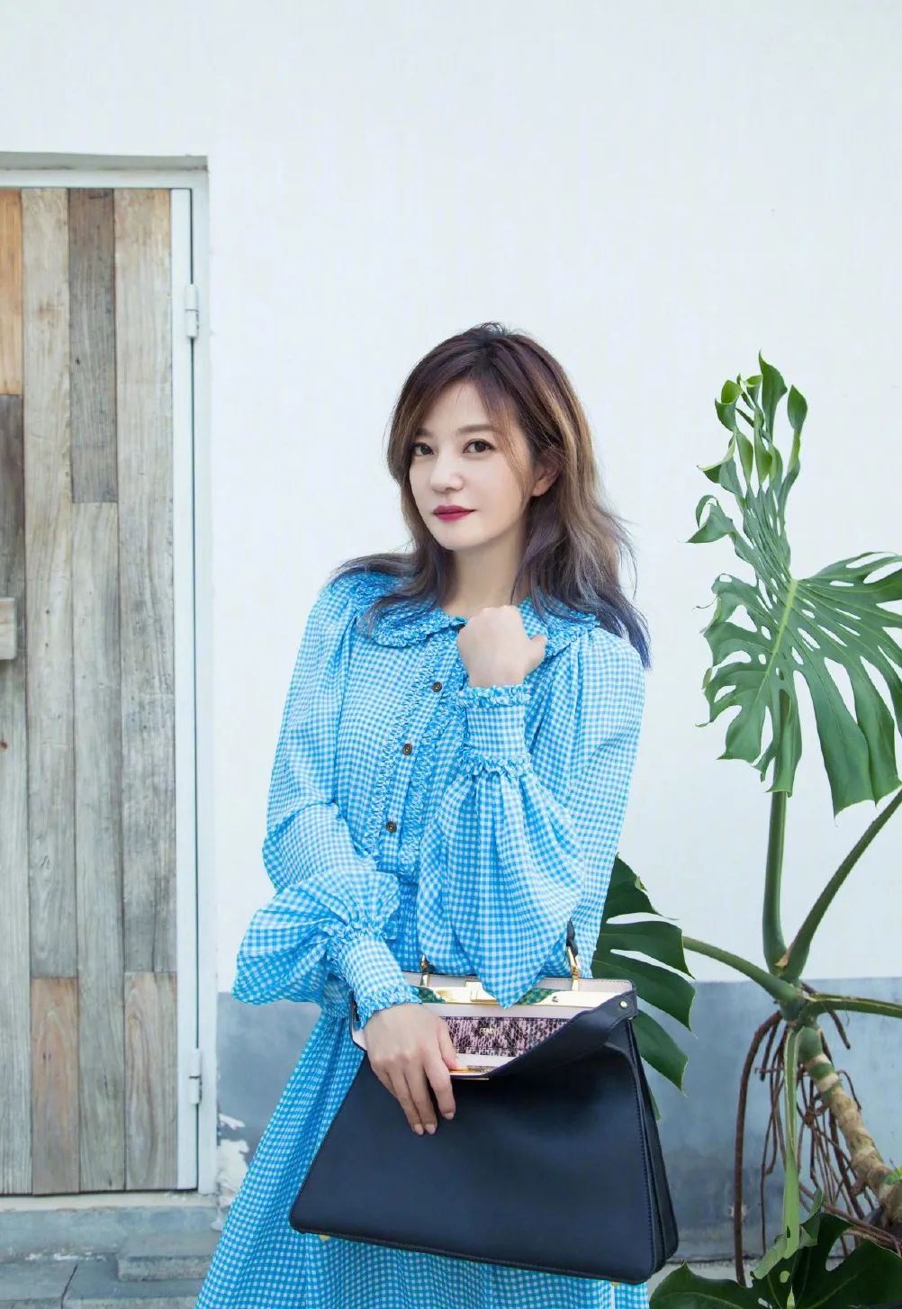 44岁赵薇穿搭不扮嫩,穿蓝色连衣裙俏皮优雅,美得好自然