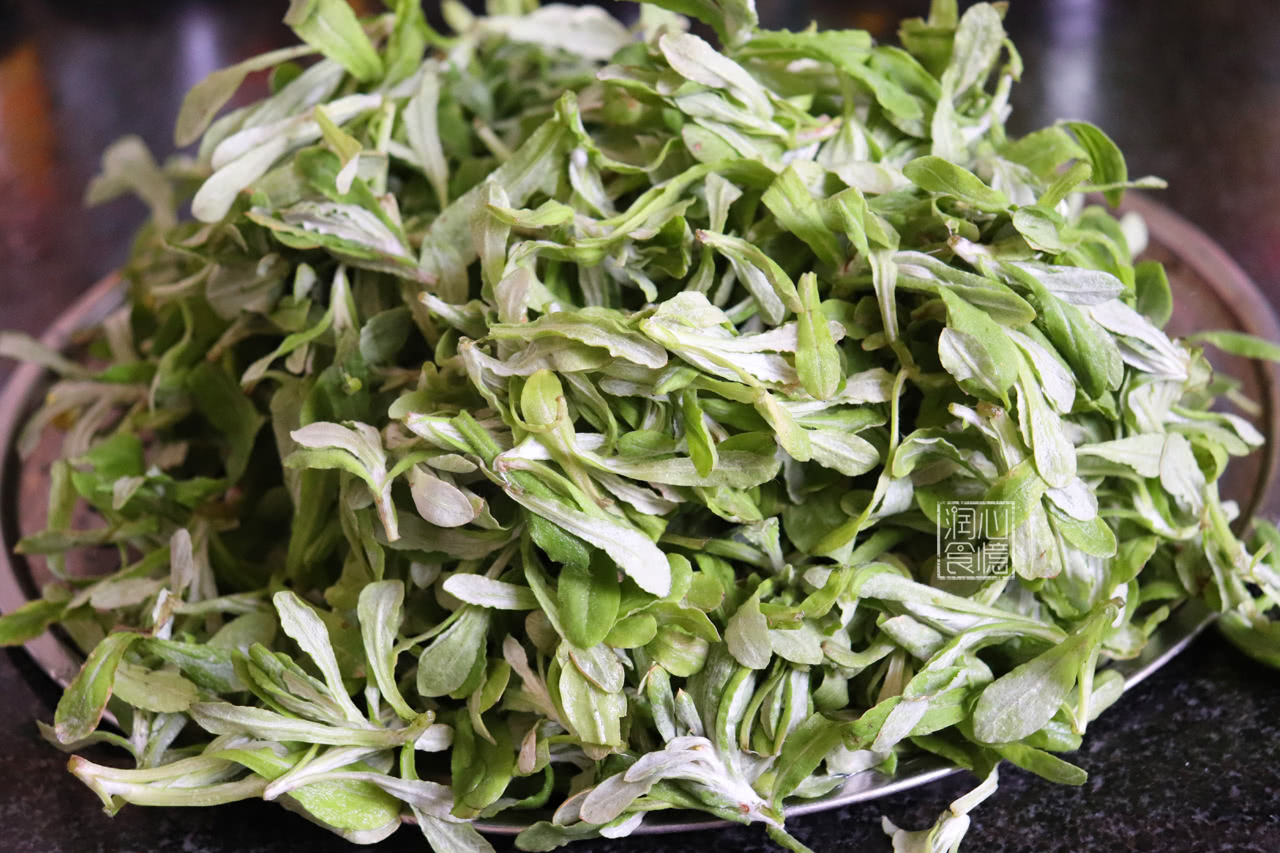 入春后 福建闽北人爱吃一种 野草 用来煎饼吃着特香 真解馋 看点快报