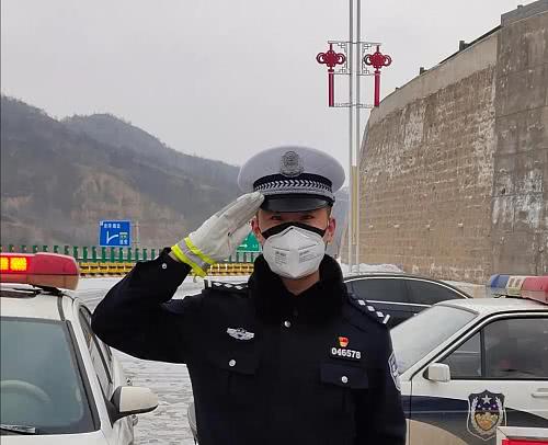 抗击疫情 警察不退 把团聚让给他人 一个人 享受孤独 看点快报