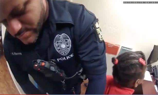 合适吗 美国警方拘捕6岁小女孩 因其踢打三名学校员工 看点快报