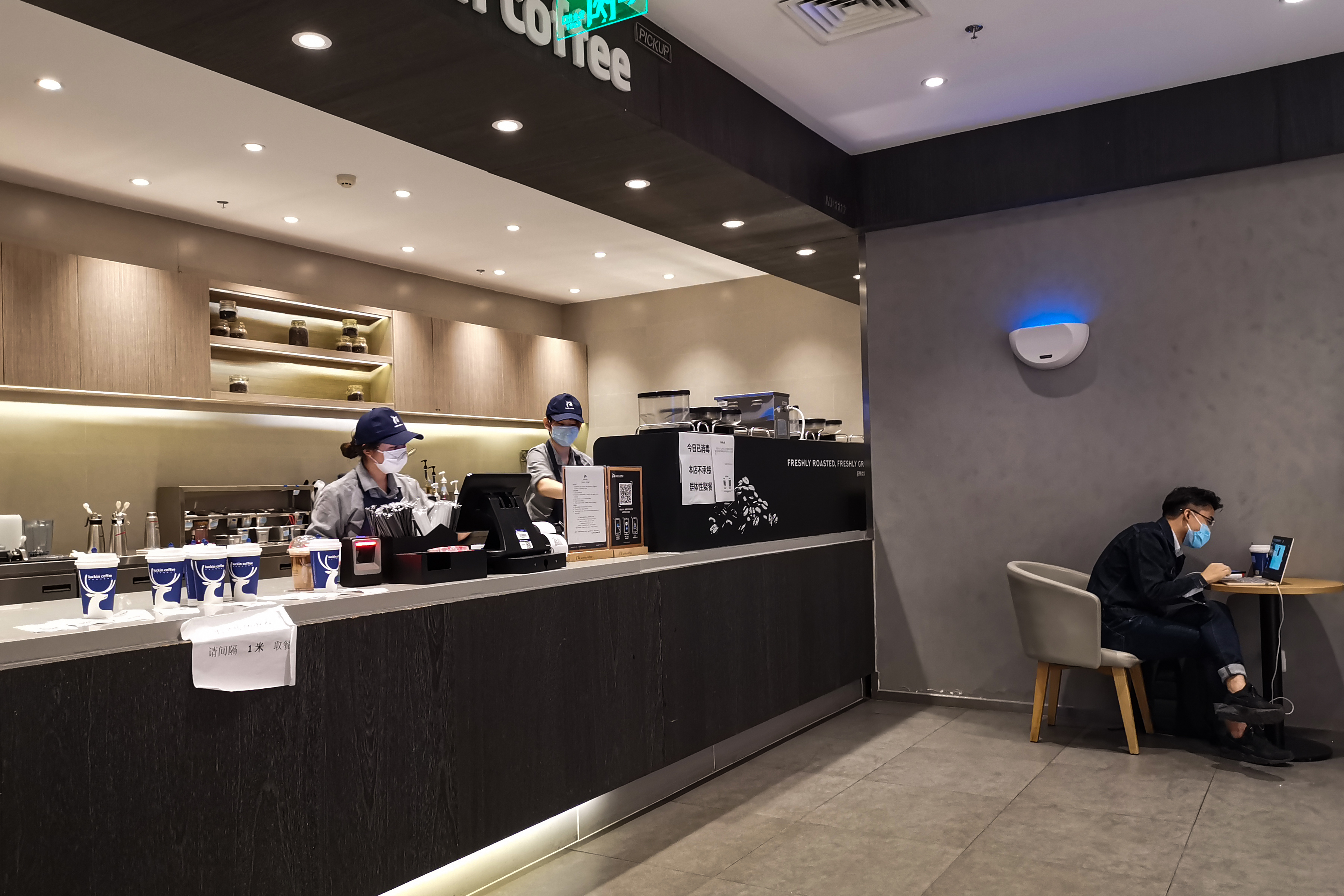探访瑞幸咖啡北京门店:部分饮品售罄 顾客门口拍照留念