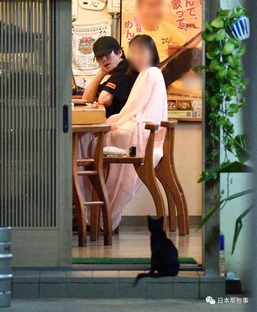 人设崩塌 还真是近墨者黑啊 看点快报