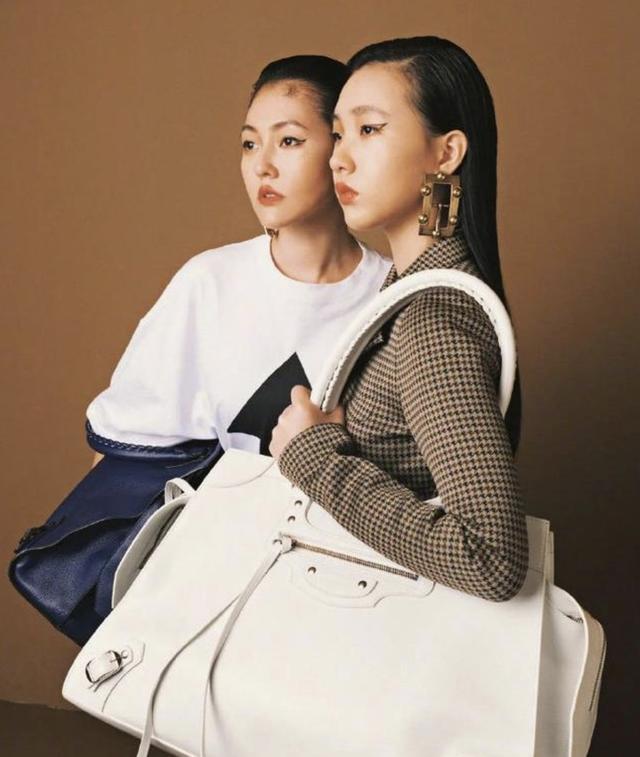 小s女儿合体拍杂志 姐姐厌世脸似超模 妹妹一副偶像剧女主模样 天天要闻