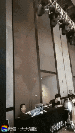 搞笑gif 狼多显得肉少 人多显得伞小 看点快报