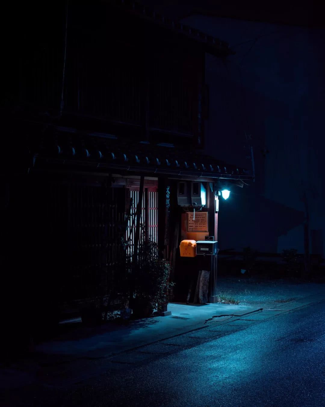 他只拍夜晚的城市,红色的上海充满电影感!