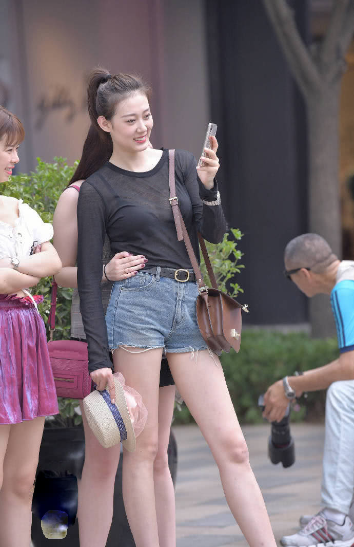 街拍:长腿美女街头伸懒腰,这曲线让多少女生自卑!