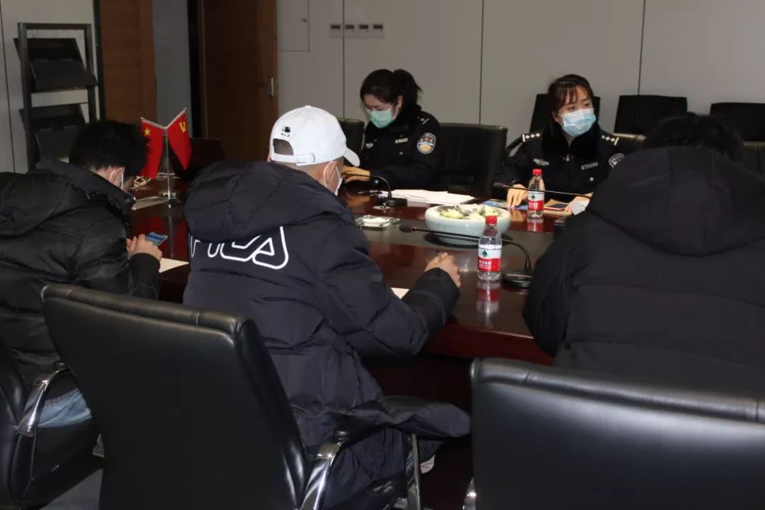 警察登门复工企业 为员工解决证件难题 看点快报