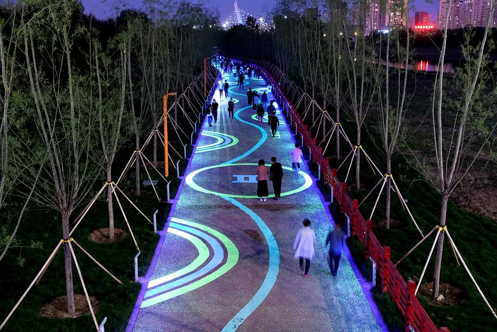 沈阳:荧光跑道亮相蒲河北岸 吸引市民运动健身